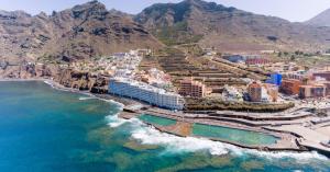 an aerial view of a resort next to the ocean at F&M 'con terraza y tranquilidad' in La Laguna