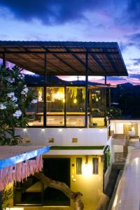 a view of a building at night at Hotel MAMI Resort in Amphoe Koh Samui +28 photos