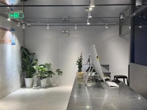 Una oficina con un escritorio con una computadora encima en Third Floor Youth Hostel, en Shanghái