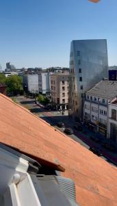 ein Blick auf eine Stadt vom Dach eines Gebäudes in der Unterkunft Messe Apartment Maisonette - City Center Hannover in Hannover + 10 Fotos