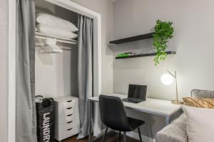 Apartment Kansas City 15mins to KCI with a KING bed and work desk في Riverside: غرفة نوم مع مكتب مع لاب توب وكرسي