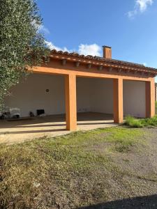 une maison avec un toit orange dans l'établissement Mondrago Casa, Ruhige Finca mit Pool bei Santanyí, à Îles Baléares