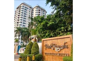 ein Schild vor zwei hohen Gebäuden in der Unterkunft Luxury Apt 85m2, 2 Bedroom at SCBD,Jakarta Convention Ctr,JICC,GBK in Mantaak