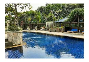 ein Pool mit blauem Wasser in einem Haus in der Unterkunft Luxury Apt 85m2, 2 Bedroom at SCBD,Jakarta Convention Ctr,JICC,GBK in Mantaak