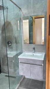 Ένα μπάνιο στο Appartement de luxe 1