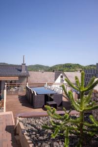 Bad EndbachFerienwohnung Klein Frankreich的露台上有一张桌子和几把椅子