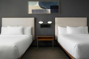Una cama o camas en una habitación de Courtyard Detroit Utica