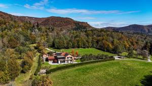 KostelにあるHiša na Hribu- A Peaceful Hilltop Escape above river Kolpaの山の家屋風景