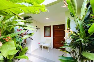 Κήπος έξω από το Mora Residence