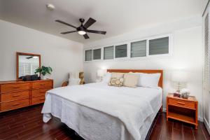a bedroom with a bed and a ceiling fan at Kona Mansions E333 condo in Kailua-Kona