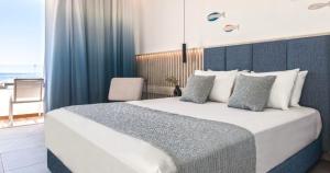 Postel nebo postele na pokoji v ubytování Blue Sea Beach Resort