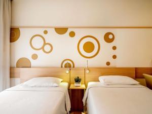 two beds sitting next to each other in a room at Mercure Sao Paulo Alamedas in Sao Paulo
