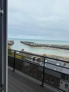 une vue sur l'océan depuis un balcon dans l'établissement Villa la surprise, au Tréport