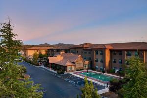 プレスコットにあるResidence Inn Prescottのテニスコート付きのアパートメント複合施設の空中ビュー