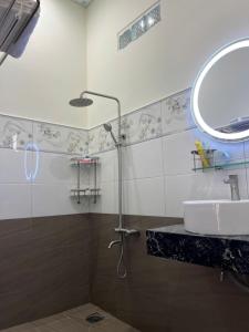 un baño con ducha y lavabo en Kala view homestay, en Di Linh 39 fotos más