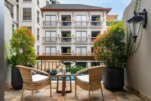 瓦加托The Evren, Vagator的一个带桌椅的阳台和一座建筑