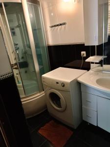 Bilik mandi di Guest House rent, дом в аренду