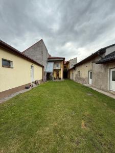 een lege tuin voor een aantal gebouwen bij Centrum Brezno in Brezno