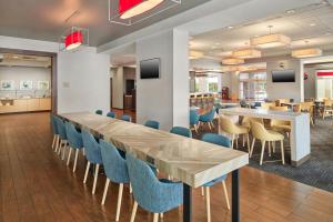 オーランドにあるTownePlace Suites Orlando at FLAMINGO CROSSINGS Town Center, Western Entranceの長いテーブルと椅子のある会議室