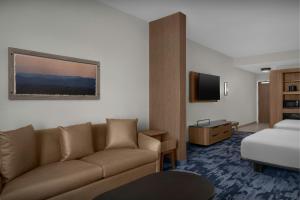 TV/trung tâm giải trí tại Fairfield Inn & Suites Weldon