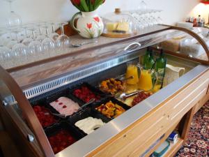 un buffet rempli de nourriture, de boissons et de verres dans l'établissement Double-Gate B&B, à Wells
