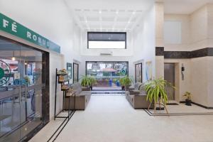 Un vestíbulo con sofás y plantas en un centro comercial. en Ira by Orchid Porvorim Goa, en Porvorim 34 fotos más