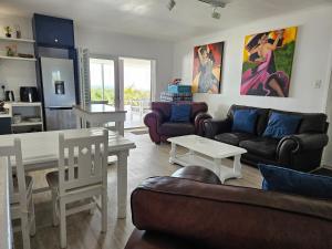 アイゼルフォンテンにあるOn The Beach Apartmentsのソファとテーブルのあるリビングルーム