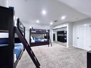 - une chambre avec 2 lits superposés et un miroir dans l'établissement Destination #01, à Anaheim 36 autres photos