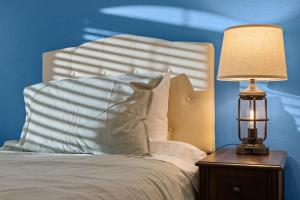a bedroom with a bed with a lamp on a night stand at NEW Temple House - 12PPL - Families, Groups, Insurance - Quiet Street, 5 Mi To Meta, BS&W, UMHB Pets OK, FAST Wi-Fi FREE Parking - Professionally Managed By Stay Albatross Furnished Rentals in Temple