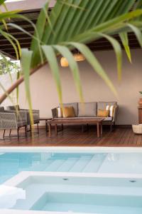 un sofá sentado en una terraza junto a una piscina en Casas Gengibre, en Alto Paraíso de Goiás 29 fotos más