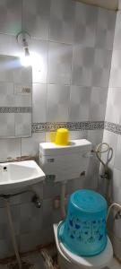 um banheiro com um vaso sanitário branco e uma pia em The Hotel Tirupati Residency em Kota