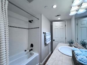 une salle de bain blanche avec une baignoire et un lavabo dans l'établissement Destination #15, à Anaheim 22 autres photos