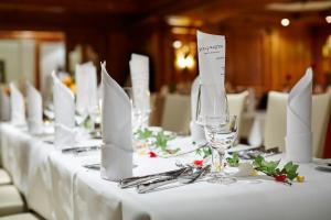 ズンデルンにあるHotel Seegartenの白いテーブルクロスとワイングラス付きの長テーブル