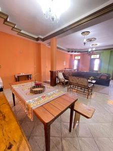 un salon avec une table et un canapé dans l'établissement Pousada Três Arcanjos, à Cachoeira Paulista