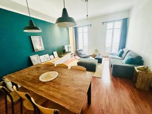 un salon avec une table et un canapé dans l'établissement Cozy nest for 6 in downtown Perpignan, à Perpignan 10 autres photos