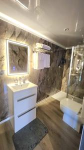 Ένα μπάνιο στο Carberry Lodge