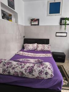 Ένα ή περισσότερα κρεβάτια σε δωμάτιο στο Bizerte Tunisia cozy studio