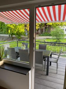 Un patio con una mesa y sillas en una terraza. en Haus Auergang, en Schmallenberg