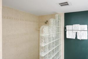 une salle de bain avec des porte-serviettes blancs et des serviettes dans l'établissement Kona Pacific D526 condo, à Kailua-Kona