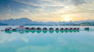 Ban Chieo Ko500莱流动度假村的夕阳下的水上小屋群