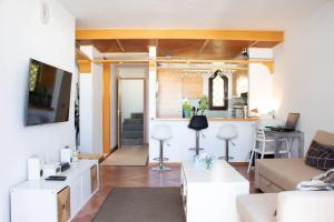 アデへにあるSuite adeje paradise with private jacuzziのソファとテーブルのあるリビングルーム