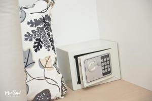 a white microwave sitting on a counter next to a vase at Mio Sud in Cosenza