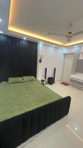 Un dormitorio con una cama grande con cabecero negro. en Avin House, en Nabiganj