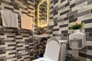 Phòng tắm tại 5 Bedroom House Sleeps 12 -Balcony -Hired security +10 ảnh