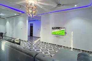 TV/trung tâm giải trí tại 5 Bedroom House Sleeps 12 -Balcony -Hired security