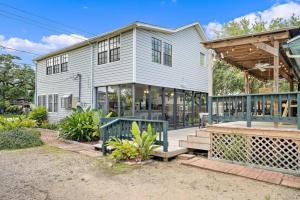 Casa blanca grande con porche y patio en Cozy home close to Kemah Boardwalk with game room, en Clear Lake Shores