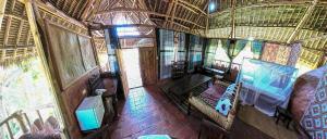 vistas panorámicas a una sala de estar con mesa y sillas en Paradise Lost Heritage House, en Kwale 26 fotos más