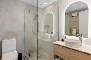 a bathroom with a sink and a shower at Stay in the Heart of the City 3 Bed 3 Bath in Christchurch +13 photos