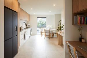 une cuisine avec une table et une salle à manger dans l'établissement Spacious 3 Bedroom Townhouse Steps from the CBD, à Linwood