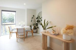 un salon avec une table et des chaises et une salle à manger dans l'établissement Spacious 3 Bedroom Townhouse Steps from the CBD, à Linwood 2 autres photos